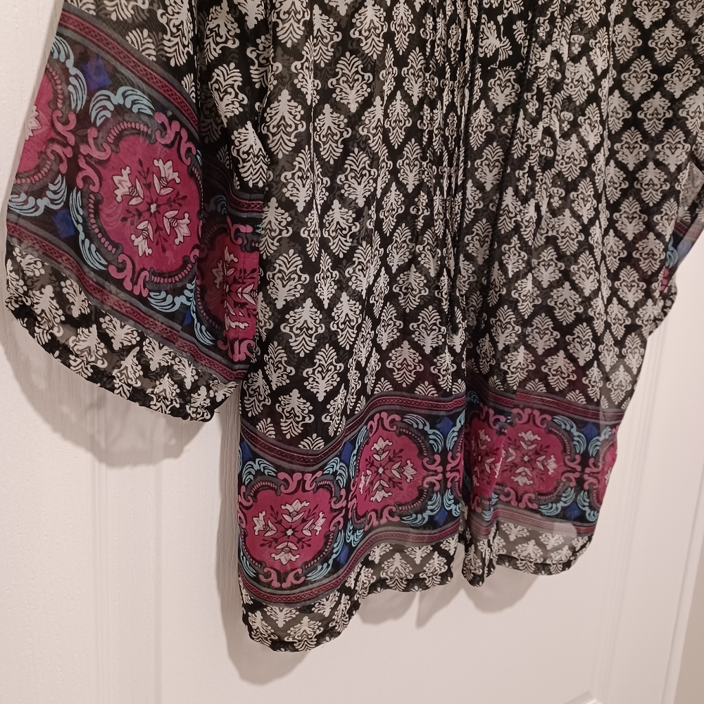 ✨️ 5 for $15 - Ricki's Black and Pink Patterned Top - Picture 3 of 9